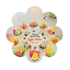 Những chiếc bánh kem tươi phủ hoa quả từ các tiệm bánh chúng tôi có một vị trí đặc biệt trong trái tim tôi...


 Những chiếc bánh mềm mại, xốp này được trang trí bằng kem tươi...


 và hoa quả là món ăn chính trong các buổi lễ gia đình khi tôi còn nhỏ: 