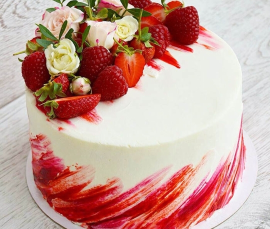 Bánh đám cưới một tầng dâu tây