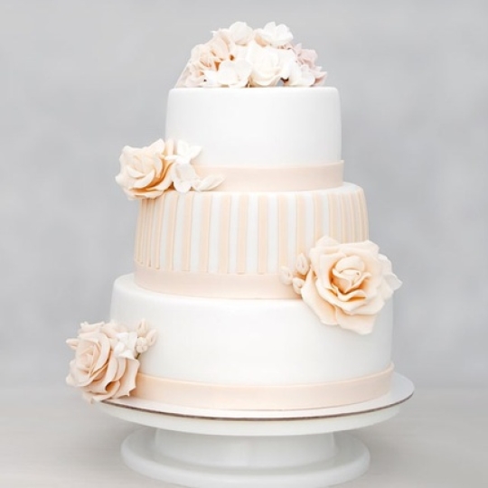 Bánh kem cưới ba tầng số 7